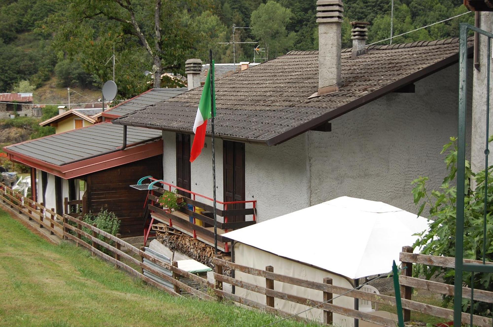 Casa Valentino Villa Corteno Golgi ภายนอก รูปภาพ