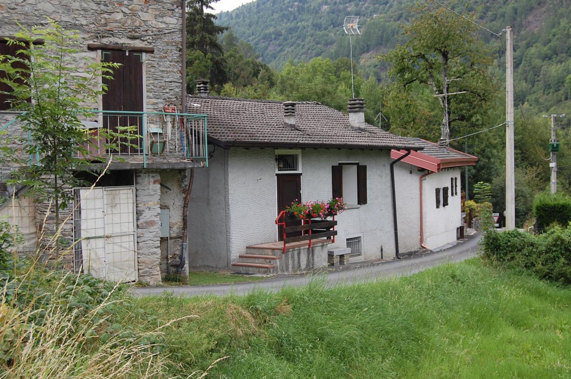 Casa Valentino Villa Corteno Golgi ภายนอก รูปภาพ